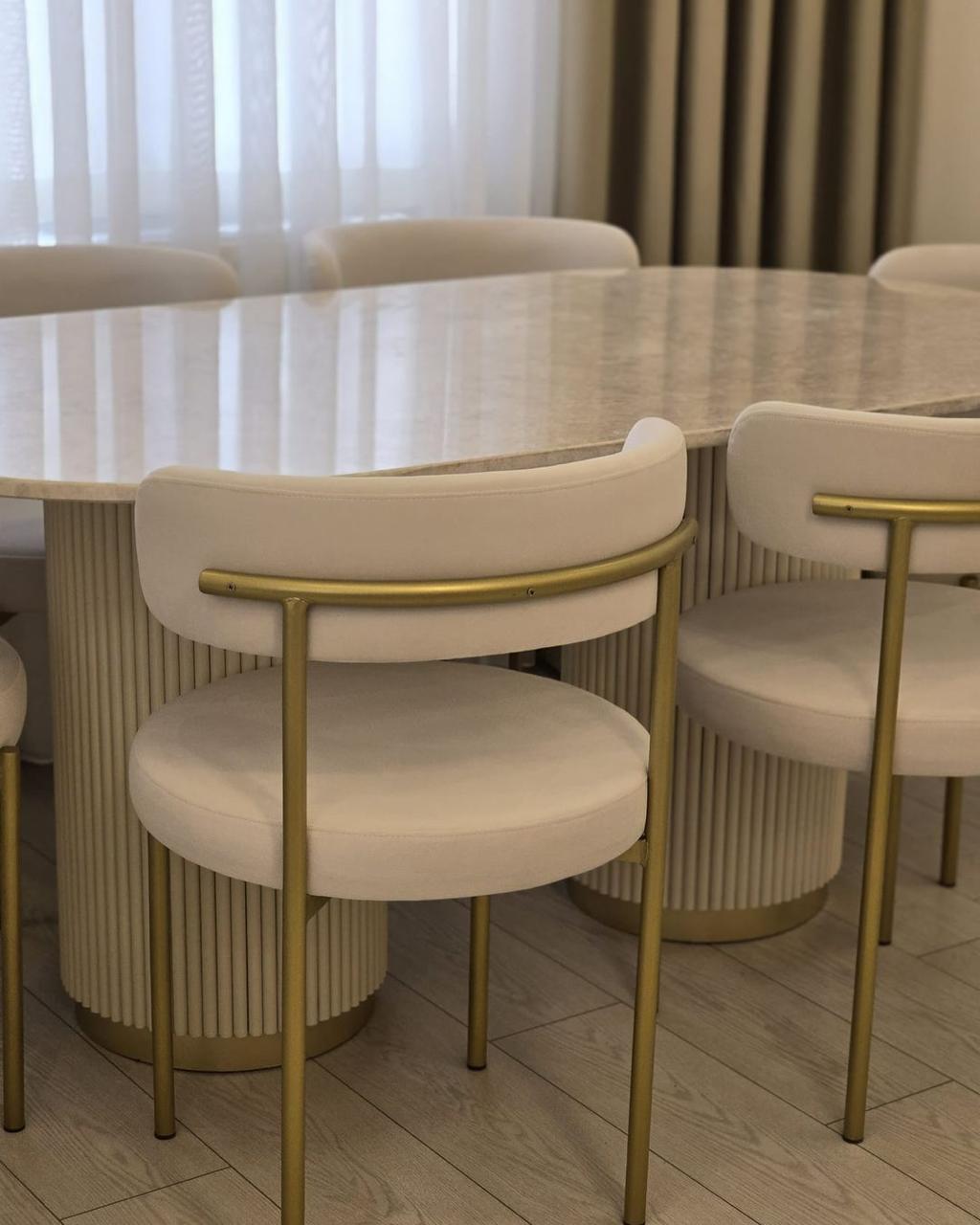 Table à manger ovale + 6 chaises