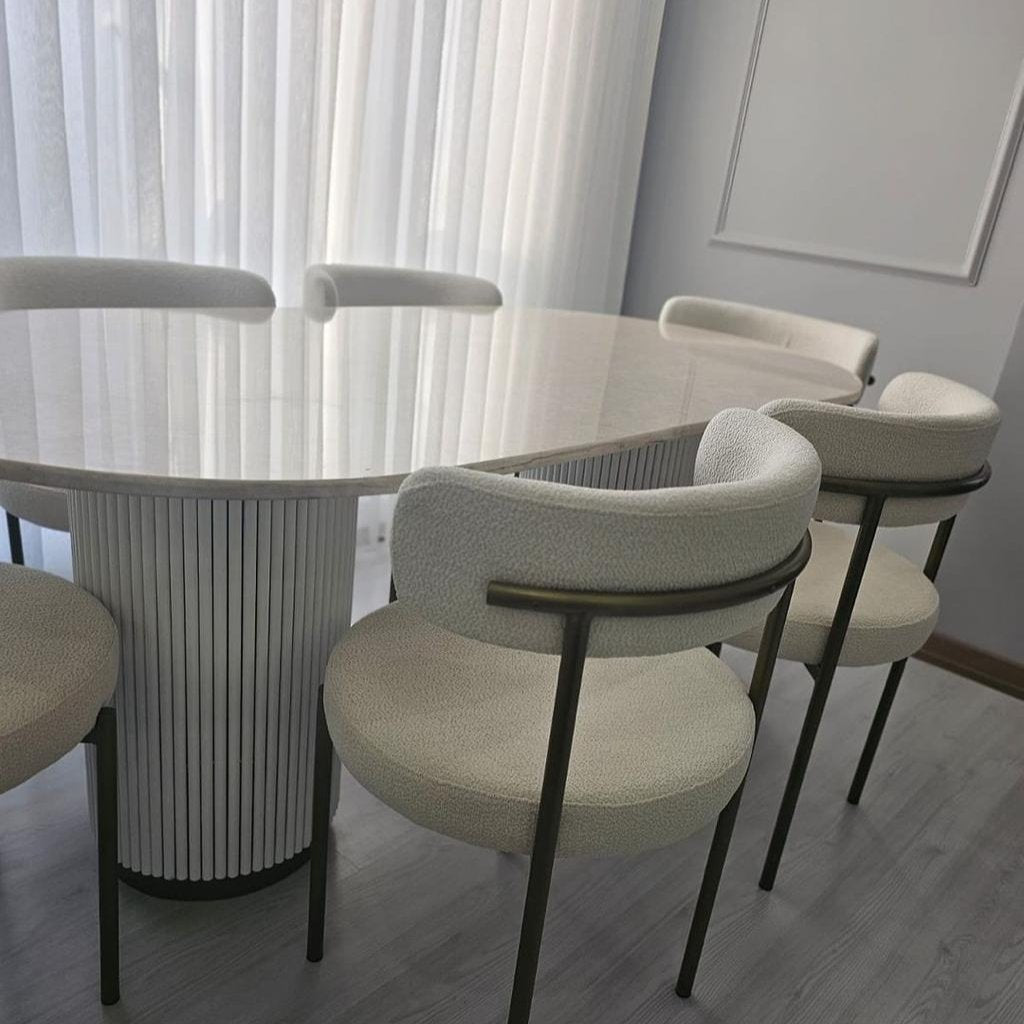 Table à manger ovale + 6 chaises